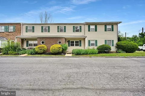 1360 Blue Jay Dr, Lancaster, PA 17601