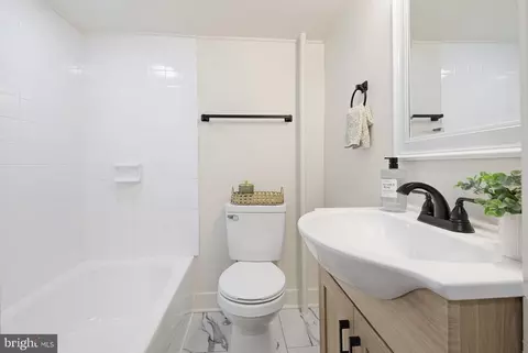 Bath - 16 N Locust St, Lititz, PA 17543 photo 2 of 3