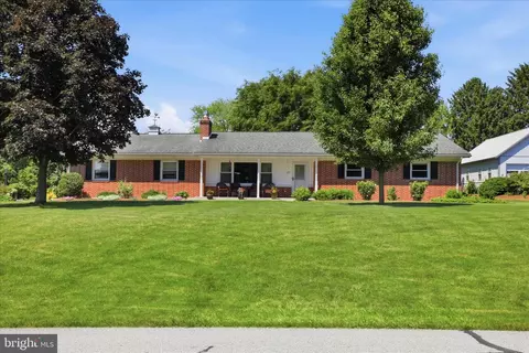 29 Meadow Ln, Smoketown, PA 17576