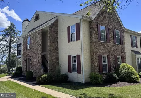 202 Oak Knoll Cir, Millersville, PA 17551