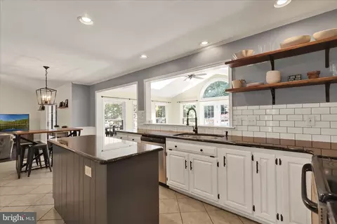 Kitchen - 557 Magnolia Dr, Lititz, PA 17543 photo 3 of 4