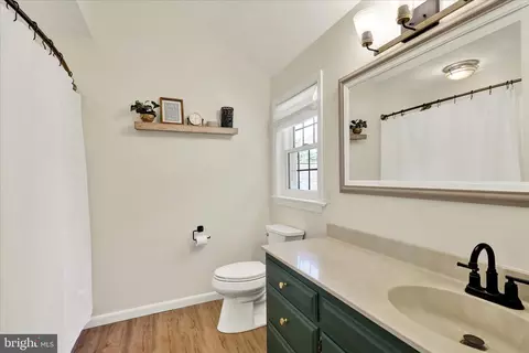 Bath - 557 Magnolia Dr, Lititz, PA 17543 photo 2 of 4