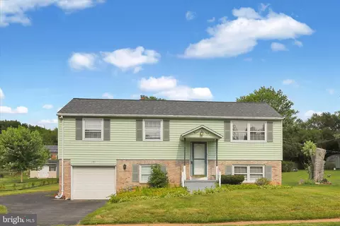 131 Garden City Dr, Lancaster, PA 17602