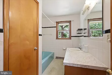 Bath - 329 Fairview Dr, Lititz, PA 17543 photo 2 of 3
