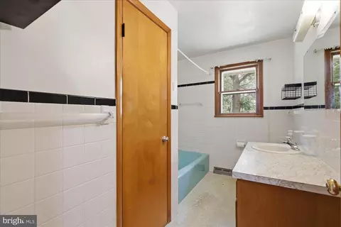 Bath - 329 Fairview Dr, Lititz, PA 17543 photo 1 of 3
