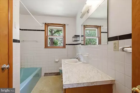 Bath - 329 Fairview Dr, Lititz, PA 17543 photo 3 of 3