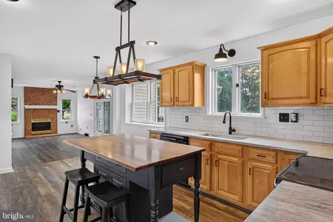 Kitchen - 5 Village Dr, Lititz, PA 17543 photo 2 of 4
