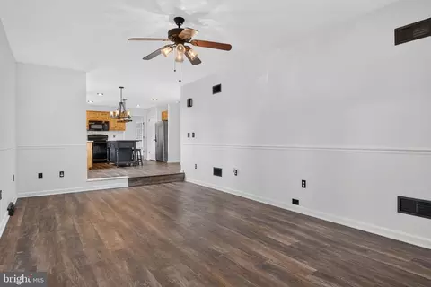 Living - 5 Village Dr, Lititz, PA 17543 photo 4 of 6