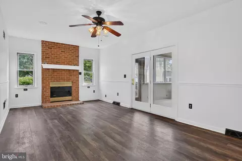 Living - 5 Village Dr, Lititz, PA 17543 photo 3 of 6