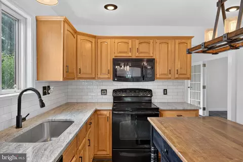 Kitchen - 5 Village Dr, Lititz, PA 17543 photo 3 of 4