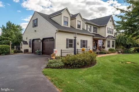 Exterior - 5 Village Dr, Lititz, PA 17543 photo 2 of 17
