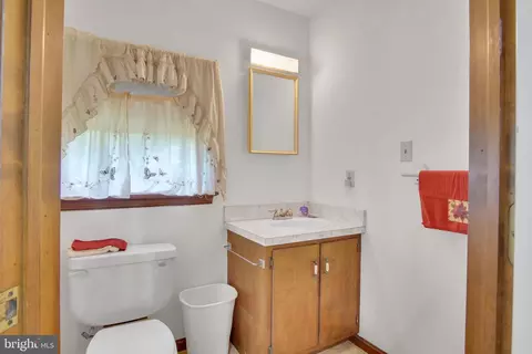 Bath - 814 S Cedar St, Lititz, PA 17543 photo 2 of 2