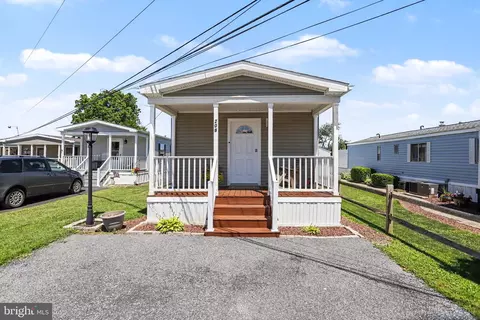 208 Tina Ln, New Holland, PA 17557