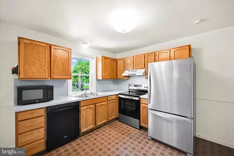 Kitchen - 48 Pennwick Dr, Lititz, PA 17543 photo 2 of 3