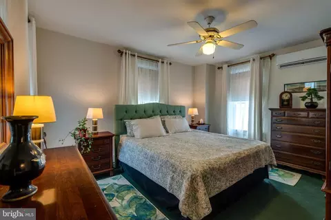 Bedroom - 120 W Lemon St, Lititz, PA 17543 photo 1 of 9
