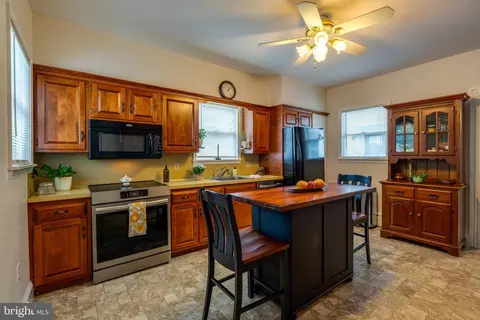 Kitchen - 120 W Lemon St, Lititz, PA 17543 photo 2 of 3