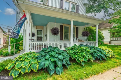 Exterior - 120 W Lemon St, Lititz, PA 17543 photo 2 of 11
