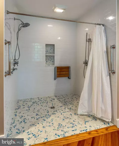 Bath - 120 W Lemon St, Lititz, PA 17543 photo 6 of 6