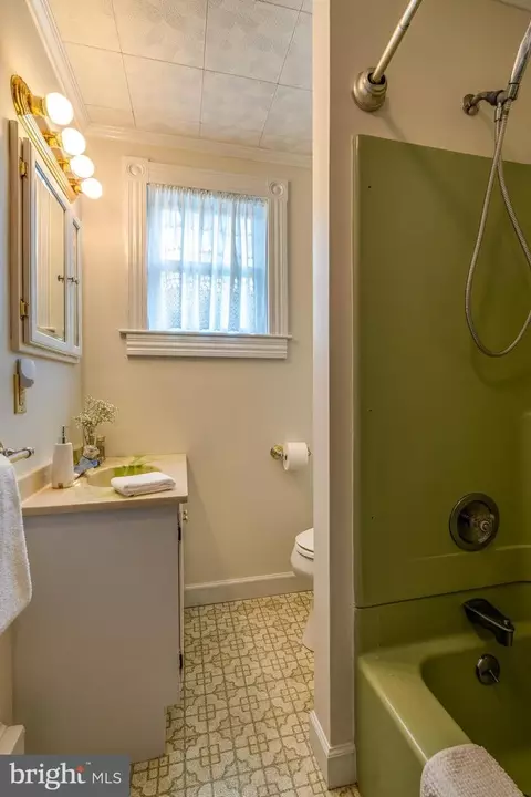 Bath - 120 W Lemon St, Lititz, PA 17543 photo 2 of 6