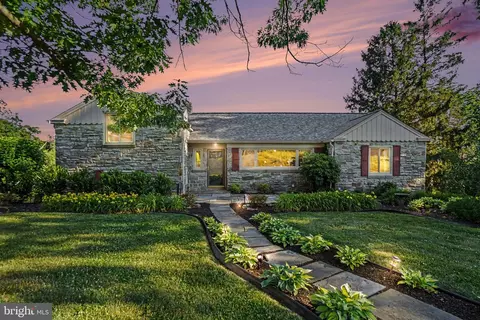 260 Blossom Hill Dr, Lancaster, PA 17601
