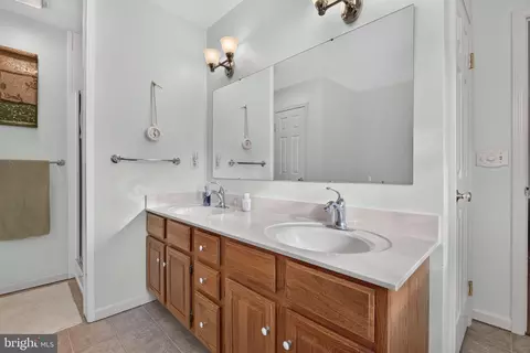 Bath - 13 Diane Ave, Lititz, PA 17543 photo 2 of 5