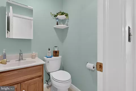 Bath - 13 Diane Ave, Lititz, PA 17543 photo 1 of 5