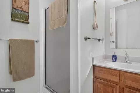Bath - 13 Diane Ave, Lititz, PA 17543 photo 4 of 5