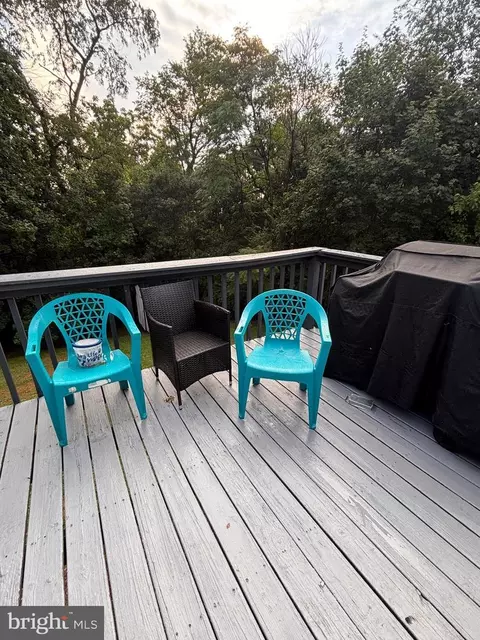 8 E Pearl Dr, Lititz, PA 17543 photo 3