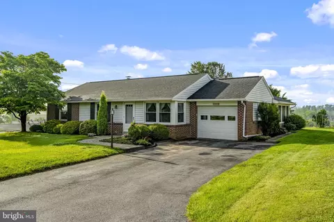 2136 Hobson Rd, Lancaster, PA 17602