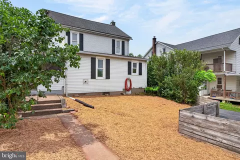 Exterior - 990 Maple St, Lititz, PA 17543 photo 6 of 7