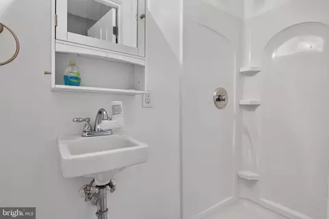 Bath - 990 Maple St, Lititz, PA 17543 photo 2 of 2
