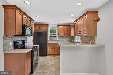 Kitchen - 990 Maple St, Lititz, PA 17543 photo 1 of 3