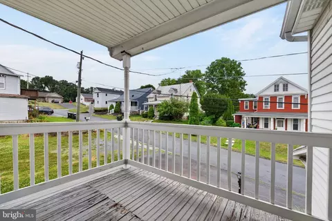 Exterior - 990 Maple St, Lititz, PA 17543 photo 3 of 7