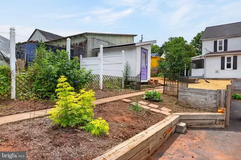 Exterior - 990 Maple St, Lititz, PA 17543 photo 5 of 7