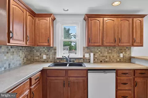 Kitchen - 990 Maple St, Lititz, PA 17543 photo 2 of 3