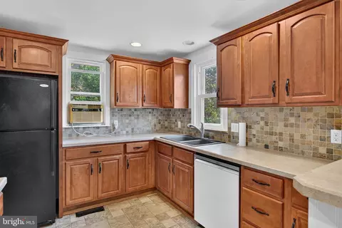 Kitchen - 990 Maple St, Lititz, PA 17543 photo 3 of 3