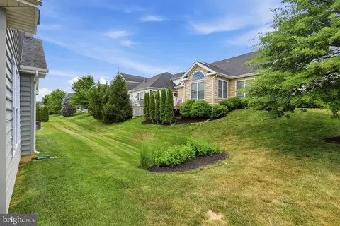 Exterior - 1063 Presidents Dr, Lititz, PA 17543 photo 4 of 8