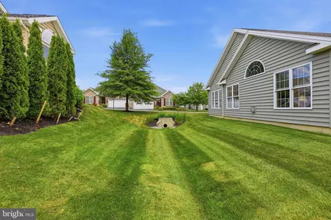 Exterior - 1063 Presidents Dr, Lititz, PA 17543 photo 7 of 8
