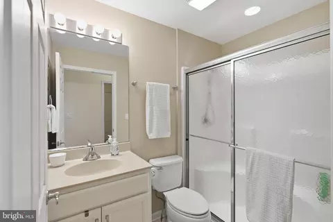 Bath - 1063 Presidents Dr, Lititz, PA 17543 photo 1 of 2