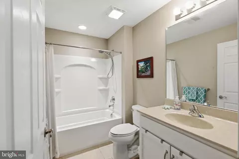 Bath - 1063 Presidents Dr, Lititz, PA 17543 photo 2 of 2