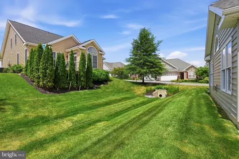 Exterior - 1063 Presidents Dr, Lititz, PA 17543 photo 6 of 8