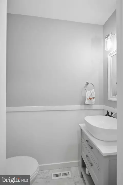 Bath - 230 Cambridge Ln, Lititz, PA 17543 photo 1 of 3