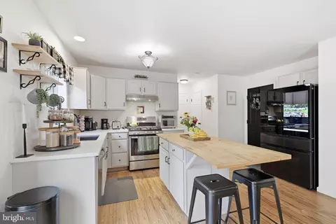 Kitchen - 230 Cambridge Ln, Lititz, PA 17543 photo 3 of 4