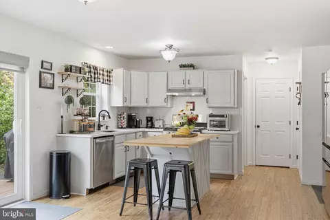 Kitchen - 230 Cambridge Ln, Lititz, PA 17543 photo 2 of 4