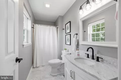 Bath - 230 Cambridge Ln, Lititz, PA 17543 photo 2 of 3