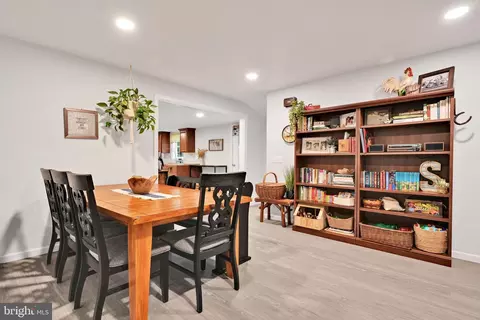 Dining - 403 W 28th Division Hwy, Lititz, PA 17543 photo 1 of 2