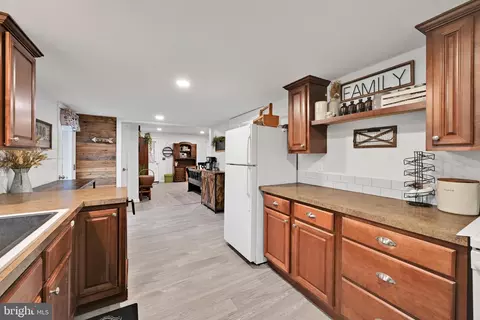 Entry Way - 403 W 28th Division Hwy, Lititz, PA 17543 photo 5 of 6