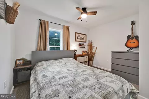 Bedroom - 403 W 28th Division Hwy, Lititz, PA 17543 photo 2 of 3