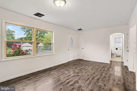 Living - 237 Noble St, Lititz, PA 17543 photo 2 of 3