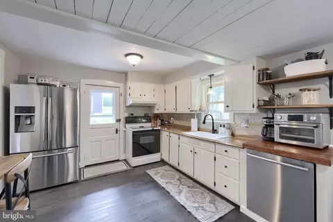 Kitchen - 1150 Clay Rd, Lititz, PA 17543 photo 2 of 3
